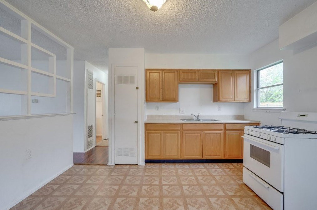 211 Midway Dr W, Euless, TX 76039