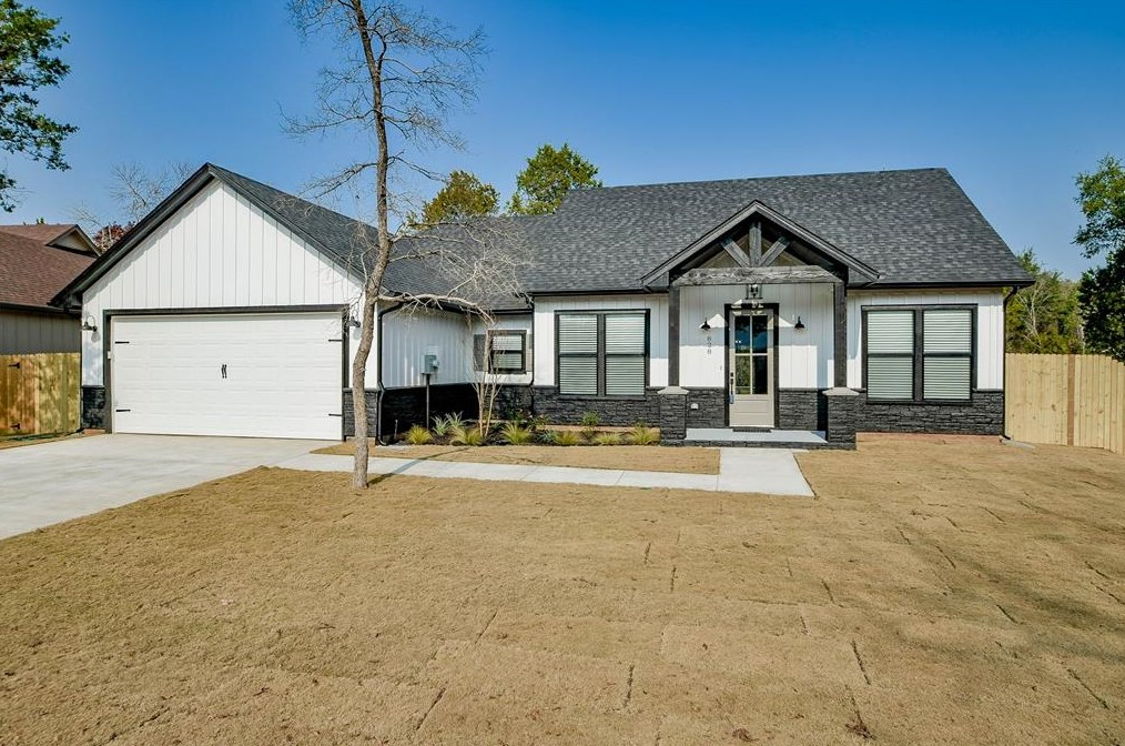 828 Corral Dr, Granbury, TX 76048