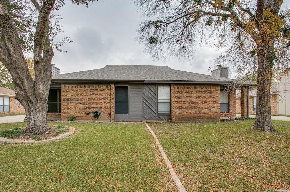 5725 Cancun Dr, Fort Worth, TX 76180