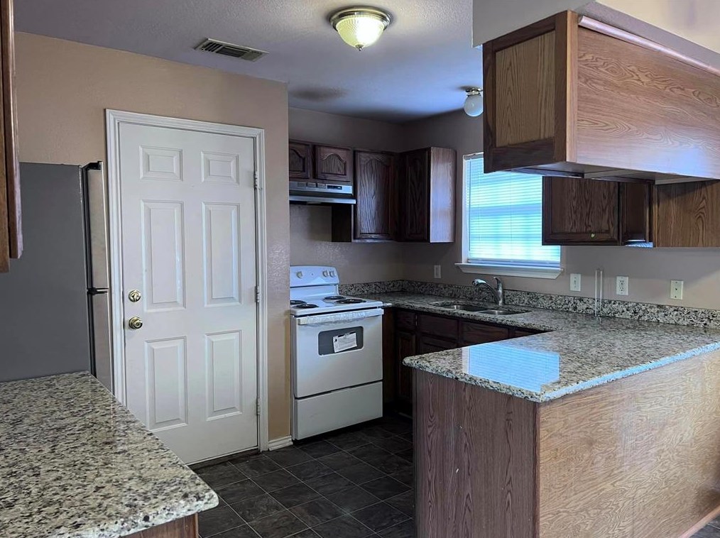 2007 Solomon Dr, Commerce, TX 75428