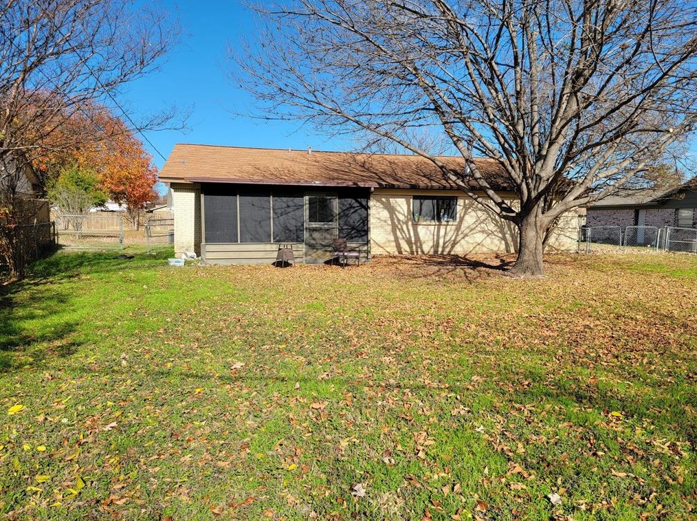 904 Kerry St, Fort Worth, TX 76126