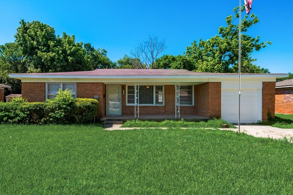 1706 E Garnett St, Whitesboro, TX 76240