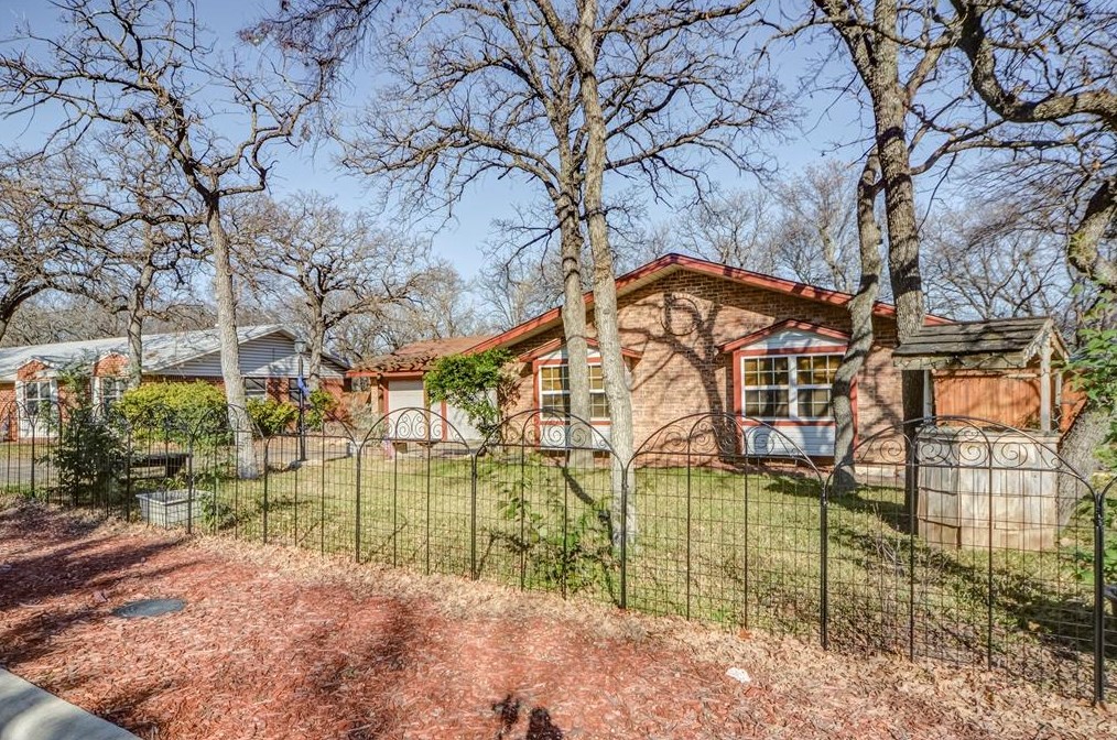 1204 King Dr, Bedford, TX 76022