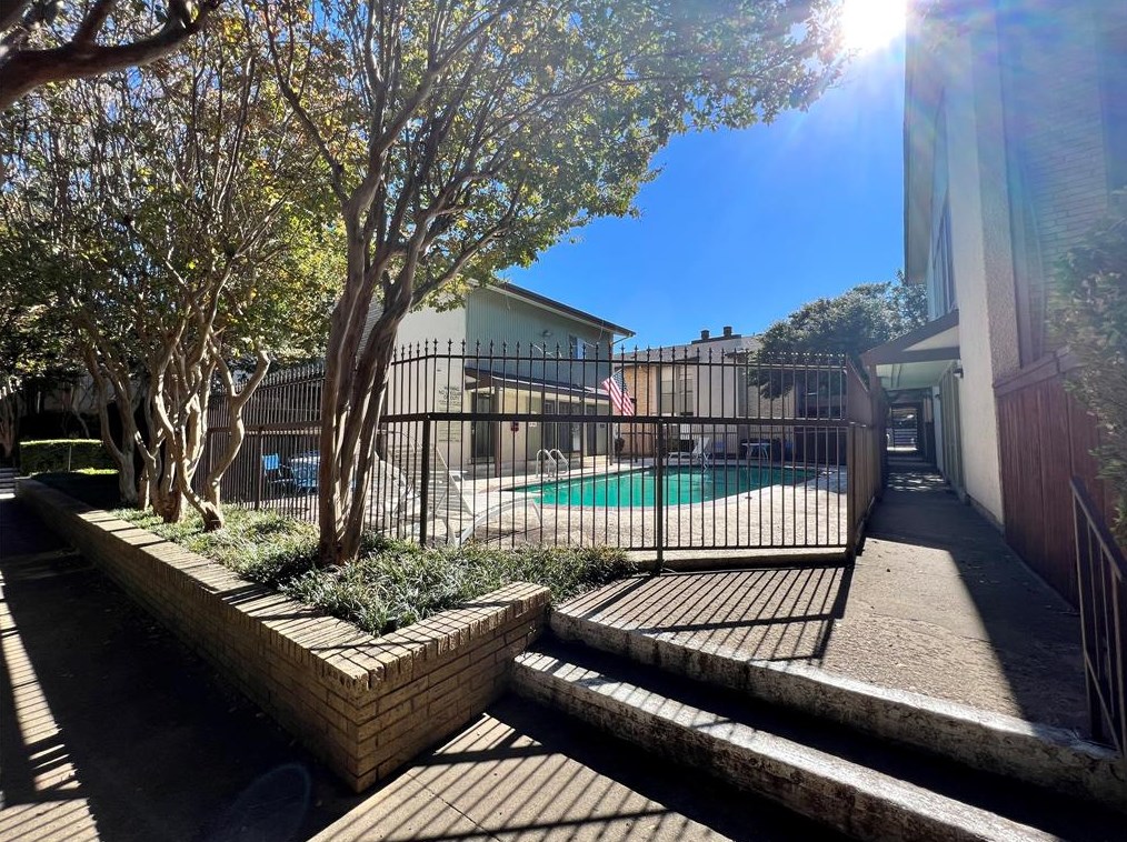 12802 Midway Rd, Dallas TX 75244-6814 exterior