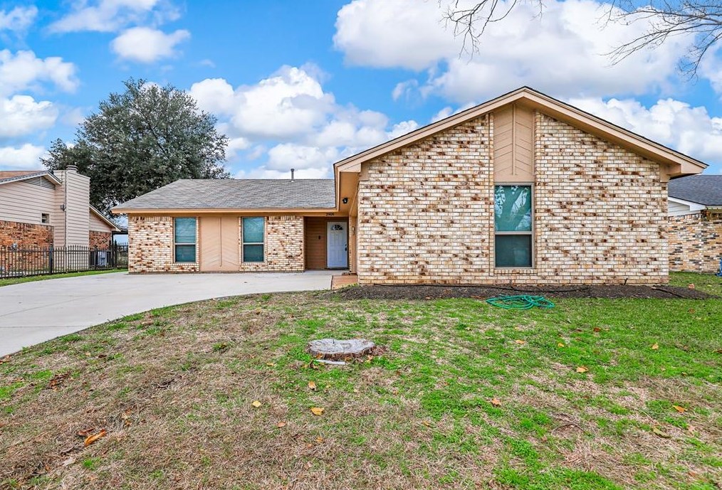 2909 Lake Park Dr, Grand Prairie, TX 75052