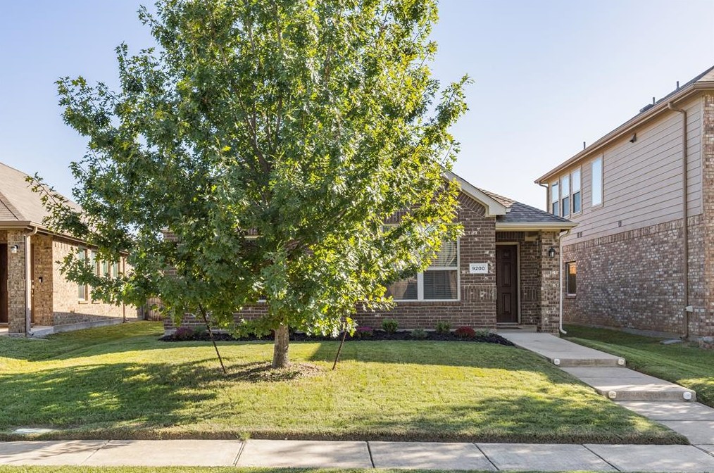 9200 Remington Dr, Aubrey, TX 76227