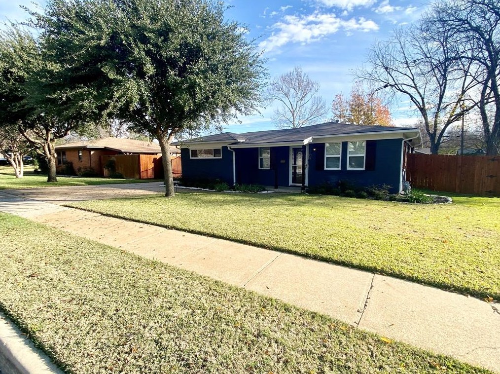 1209 S Ball St, Grapevine, TX 76051
