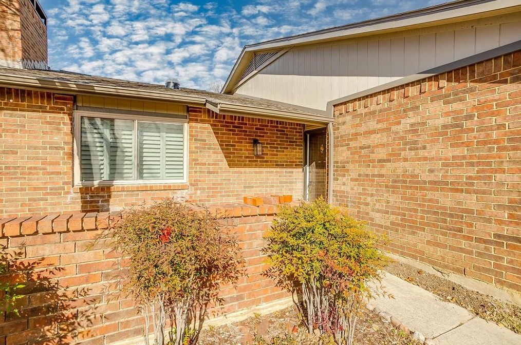 1713 Hartford Dr, Carrollton TX  75007-2618 exterior