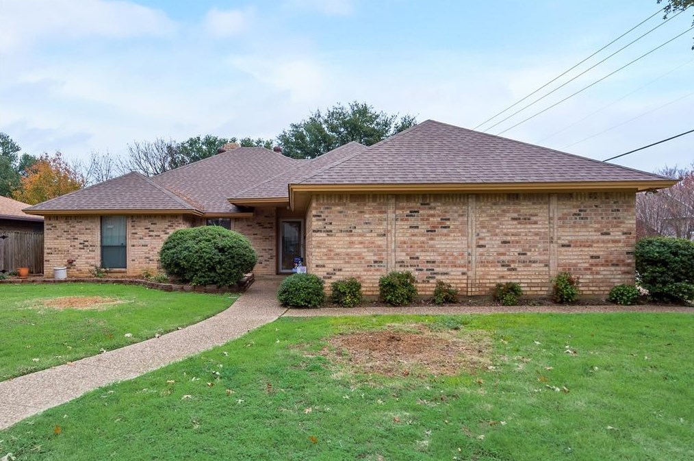 7825 Silveridge Dr, Fort Worth, TX 76133