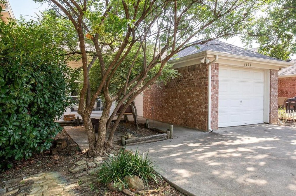 1913 Lee Dr, Denton, TX 76209