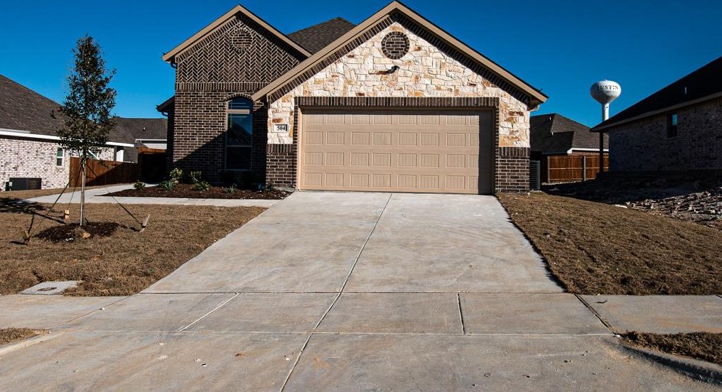 504 Lakeway Ln, Justin, TX 76247