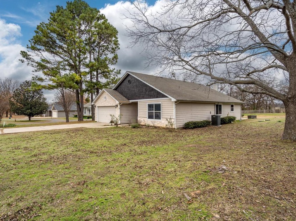130 San Chez Dr, Whitesboro, TX 76240-8803