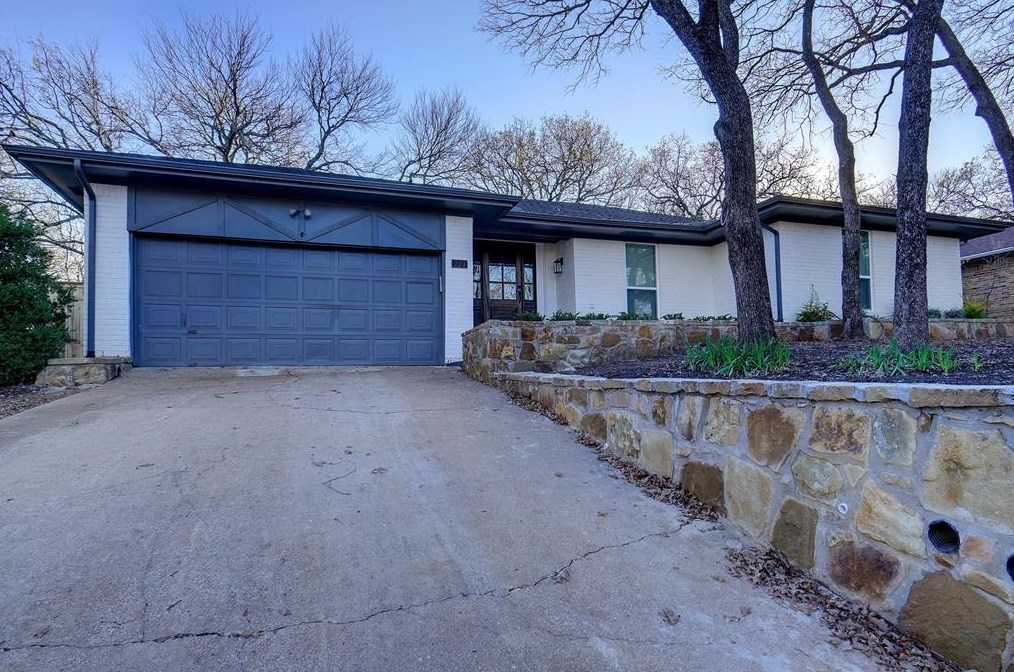 729 Highland Crest Dr, Hurst, TX 76054
