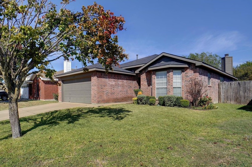 1829 Cedar Tree Dr, Fort Worth, TX 76131