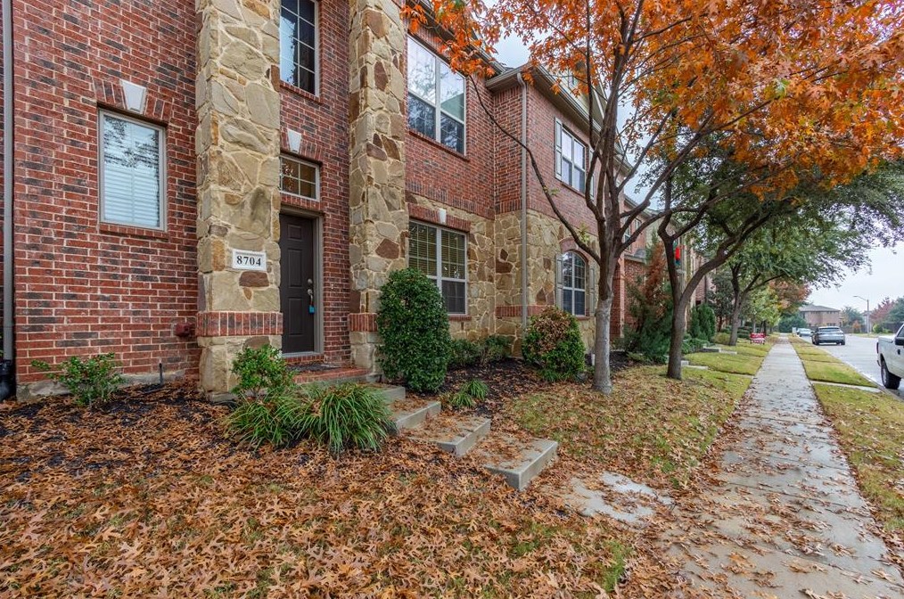 8704 Iron Horse Dr, Irving, TX 75063