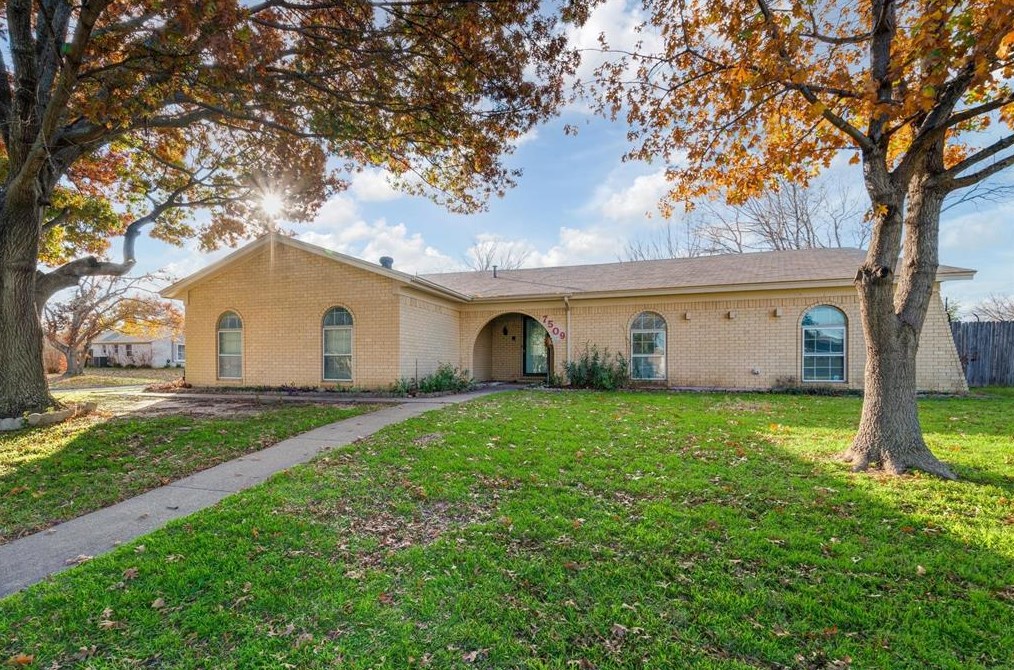 7509 Oak Ridge Dr, Fort Worth, TX 76182