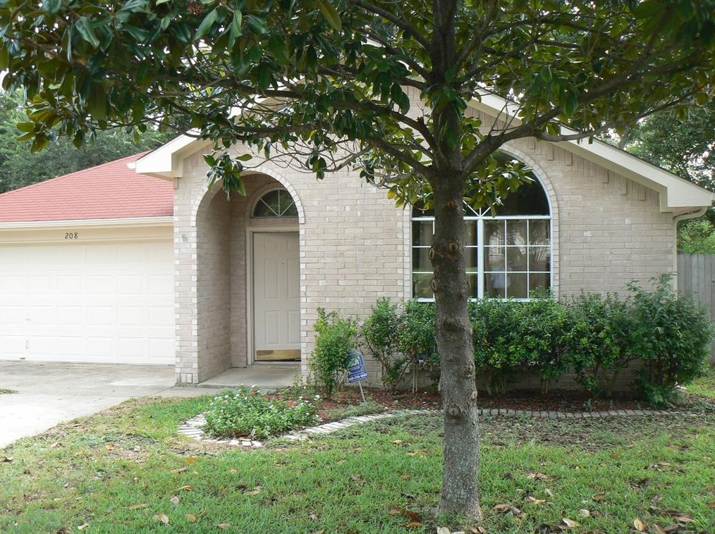 208 Oak Meadow Ln, Cedar Hill TX  75104-3282 exterior