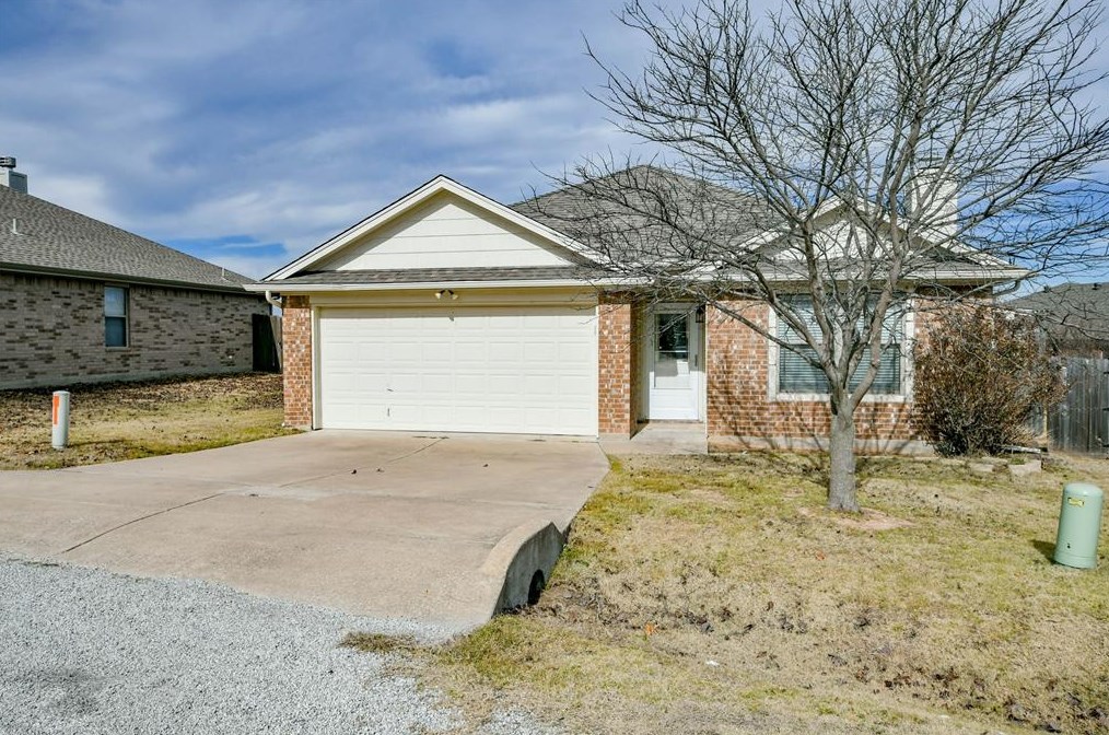826 Rambling Ct, Granbury, TX 76049