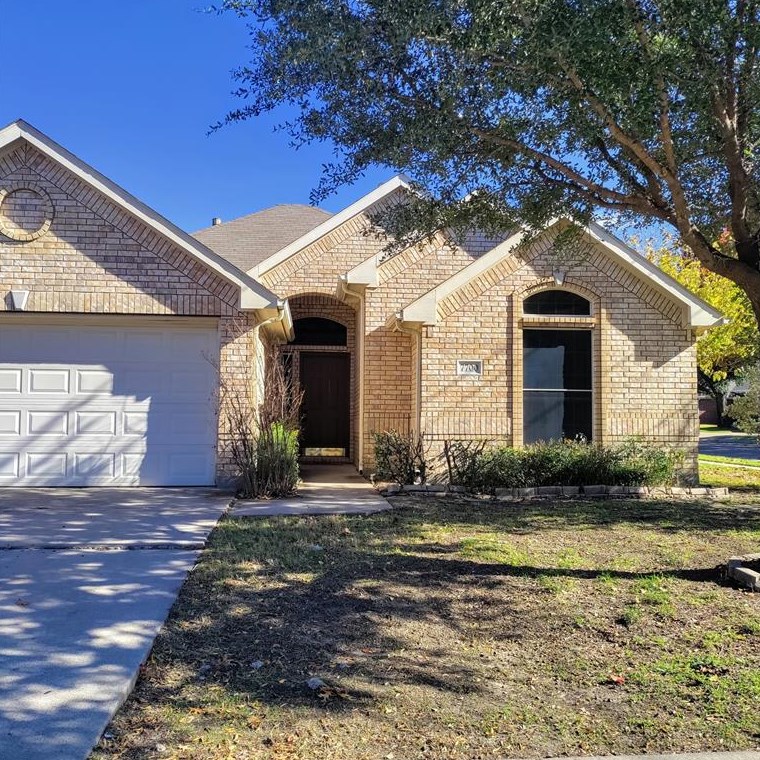 7700 Summerbrook Cir, Fort Worth, TX 76137