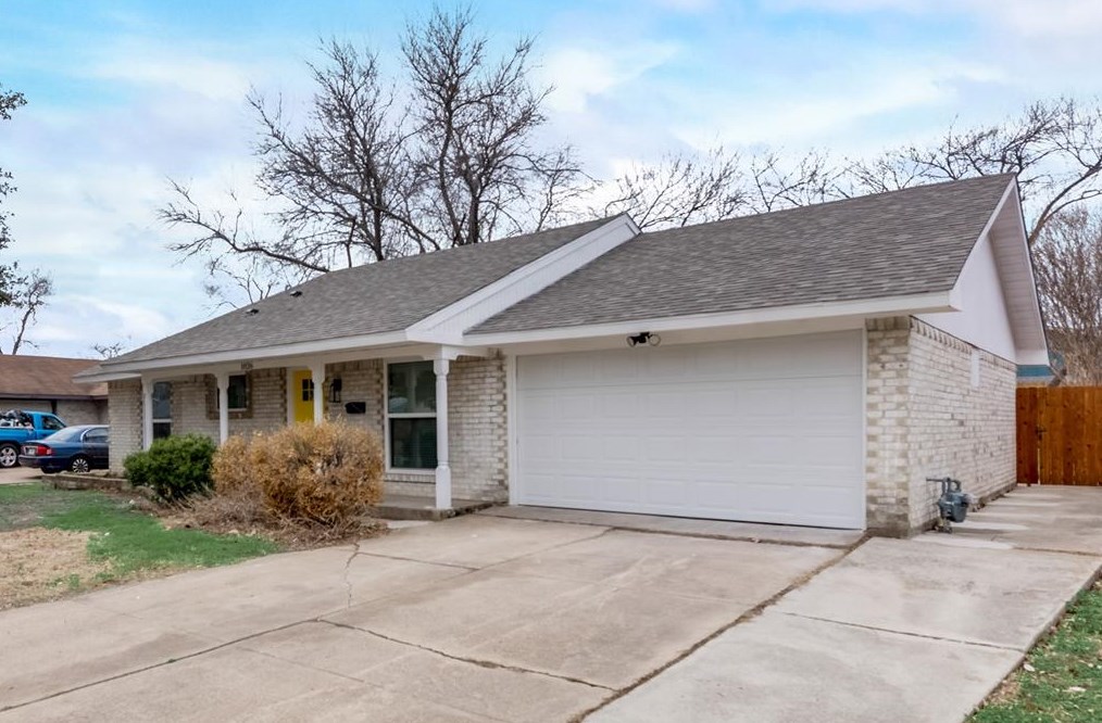 1826 Tompkins Dr, Grand Prairie TX  75051-4035 exterior