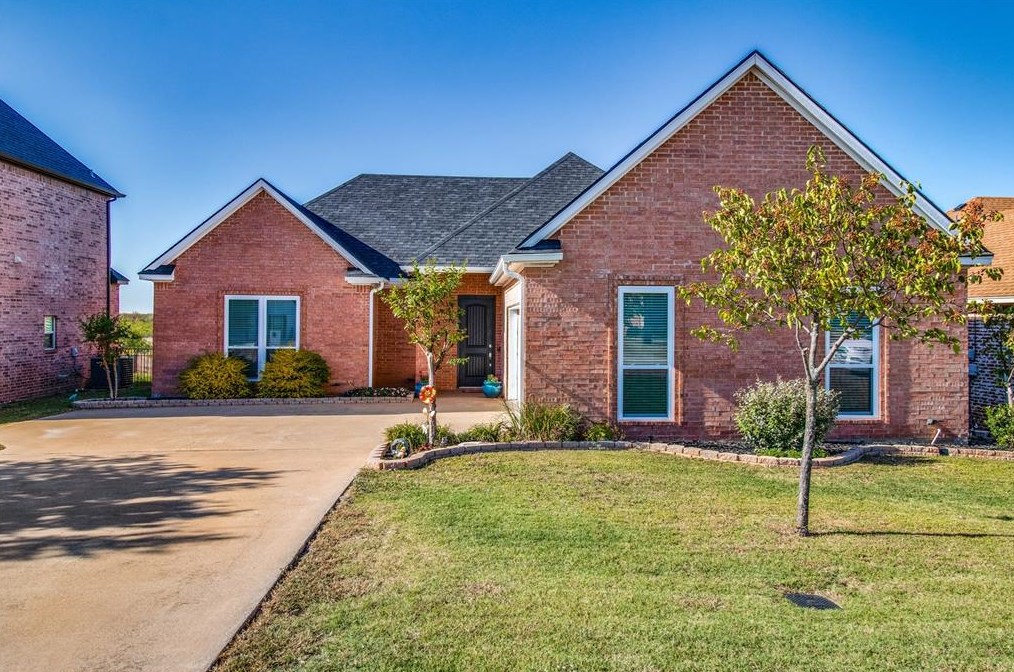 3304 Preston Club Dr, Sherman, TX 75092