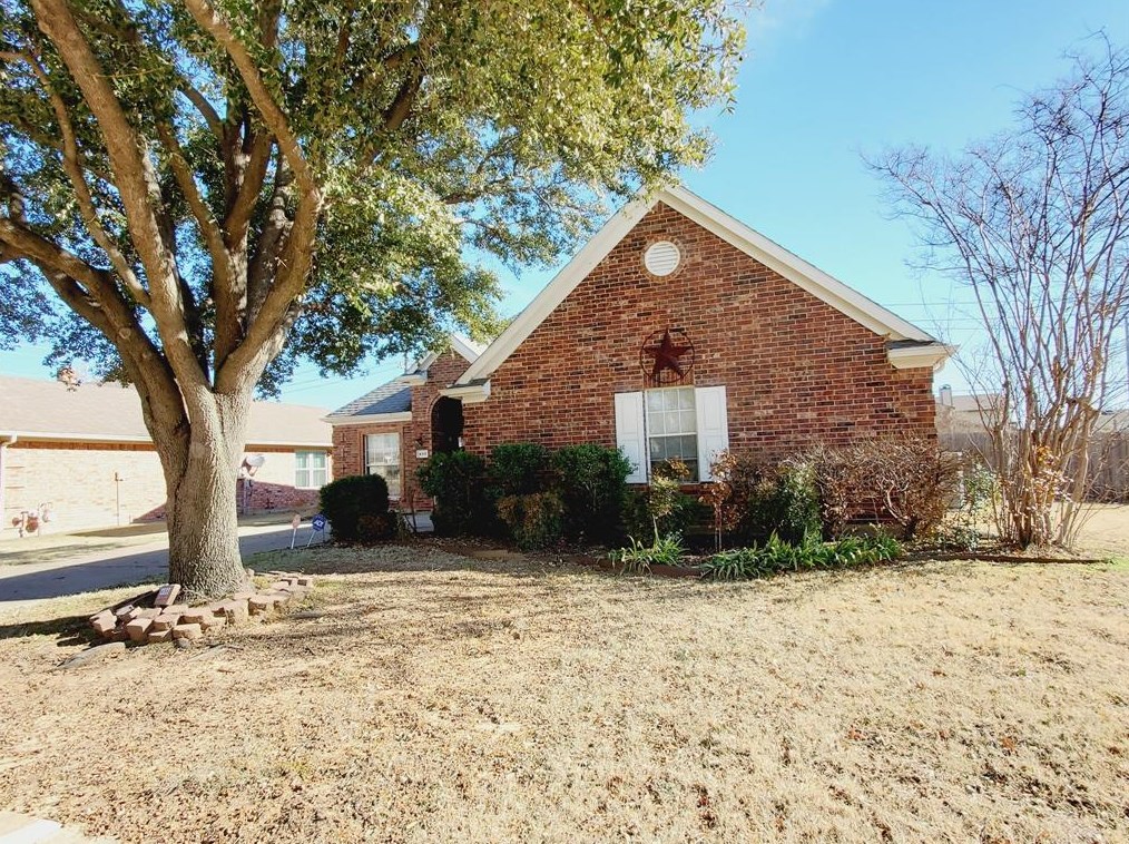 498 Shade Tree Cir, Hurst, TX 76054