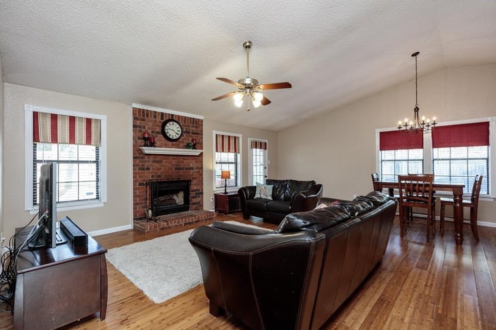890 E Riverside Dr, Grapevine, TX 76051