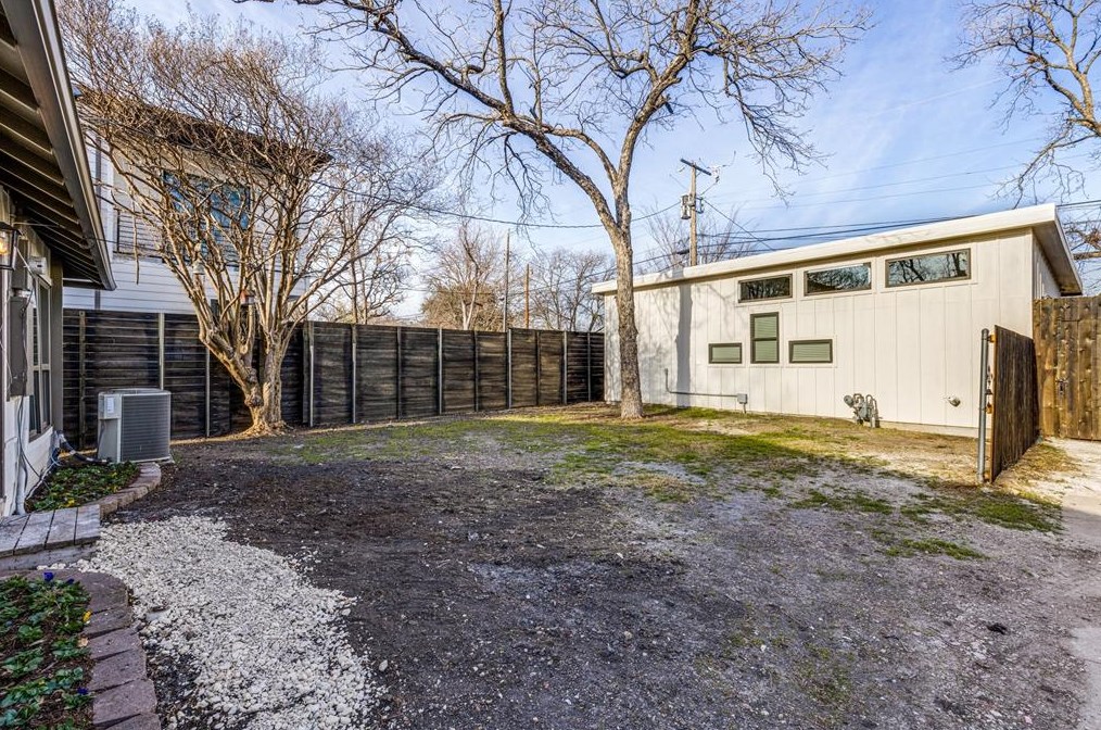 1030 Mount Auburn Ave, Dallas TX  75223-1559 exterior