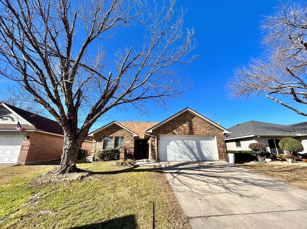 4909 Colonial Park Dr, Fort Worth, TX 76117