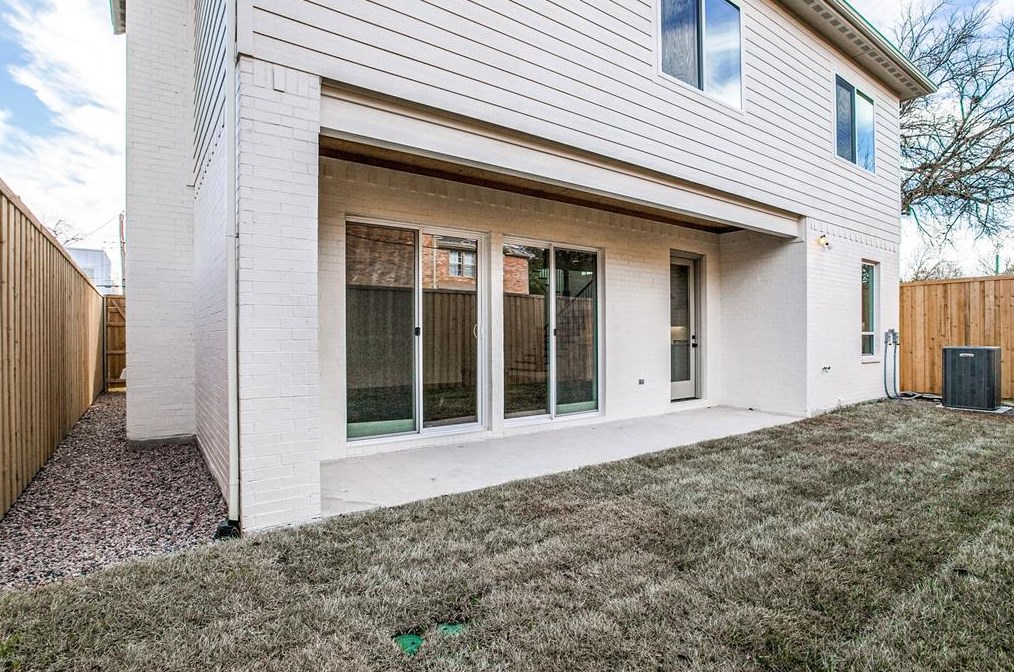 5843 Ln Vis Dr, Dallas TX 75214-4229 exterior