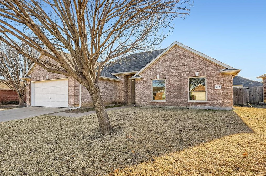 913 Cutting Horse Dr, Midlothian, TX 76063