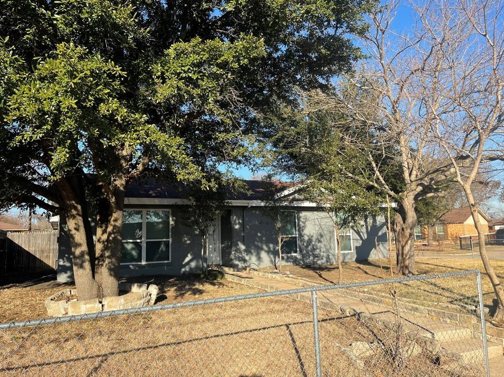8949 Shorelark Dr, Dallas, TX 75217