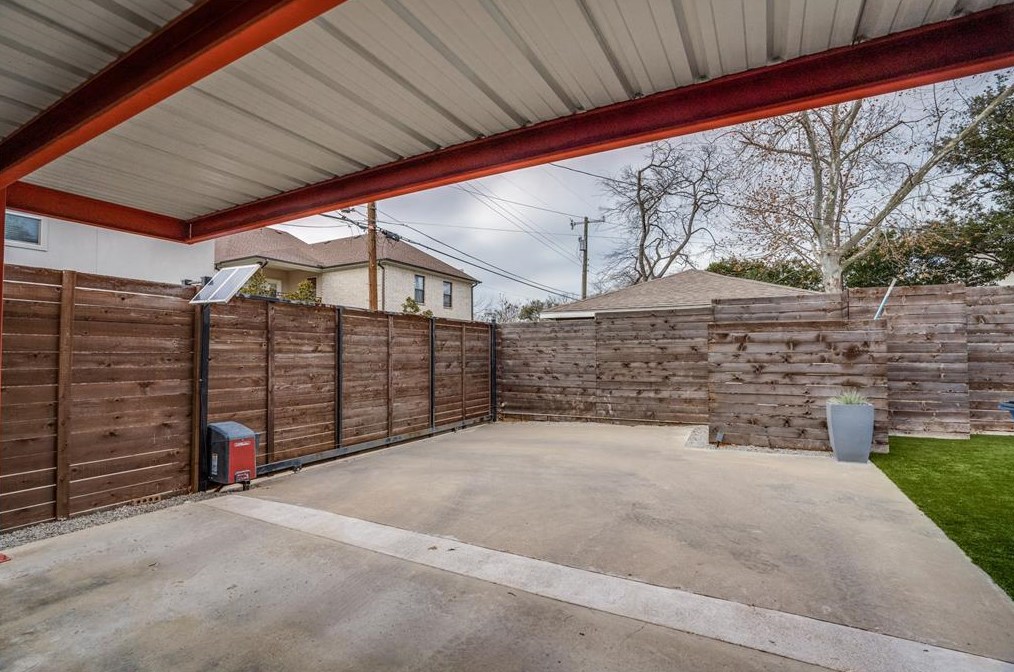 9831 Ontario Ln, Dallas TX 75220-1919 exterior