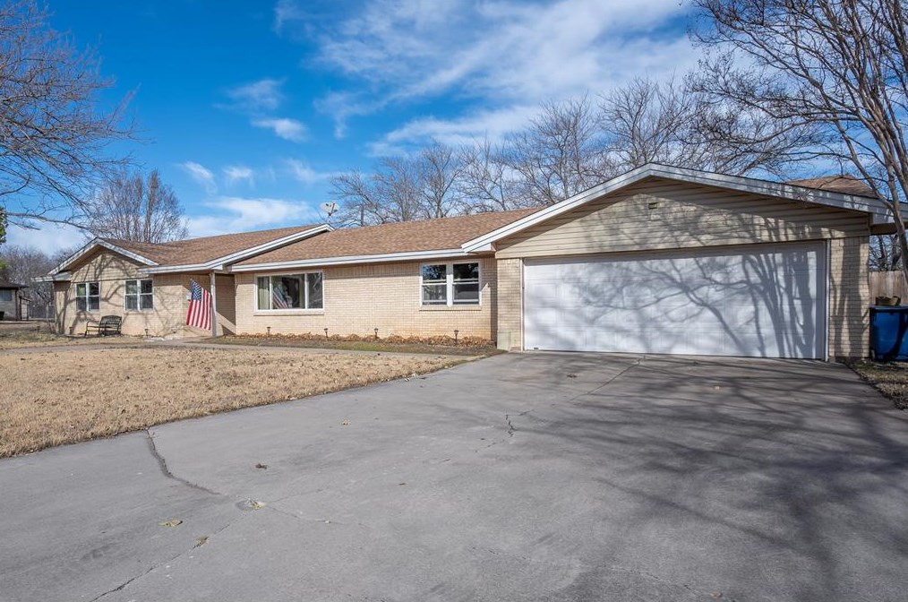 301 S Ables St, Granbury, TX 76048