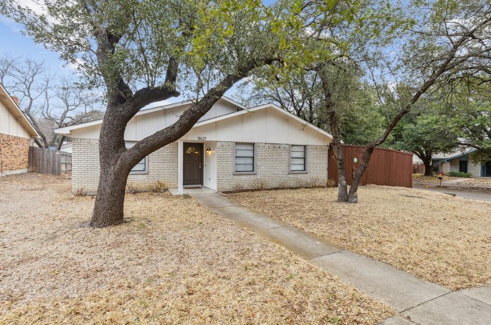 8621 Grumman Dr, Dallas, TX 75228