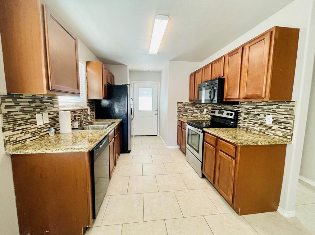 831 E College St, Princeton, TX 75407