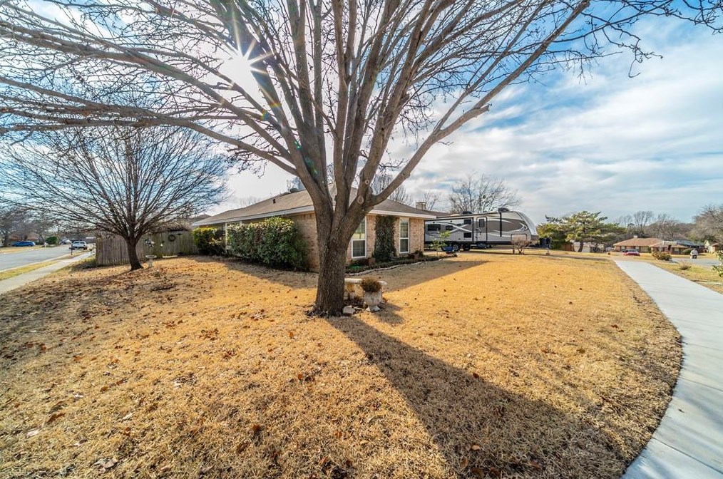 506 Evergreen Dr, Euless, TX 76040