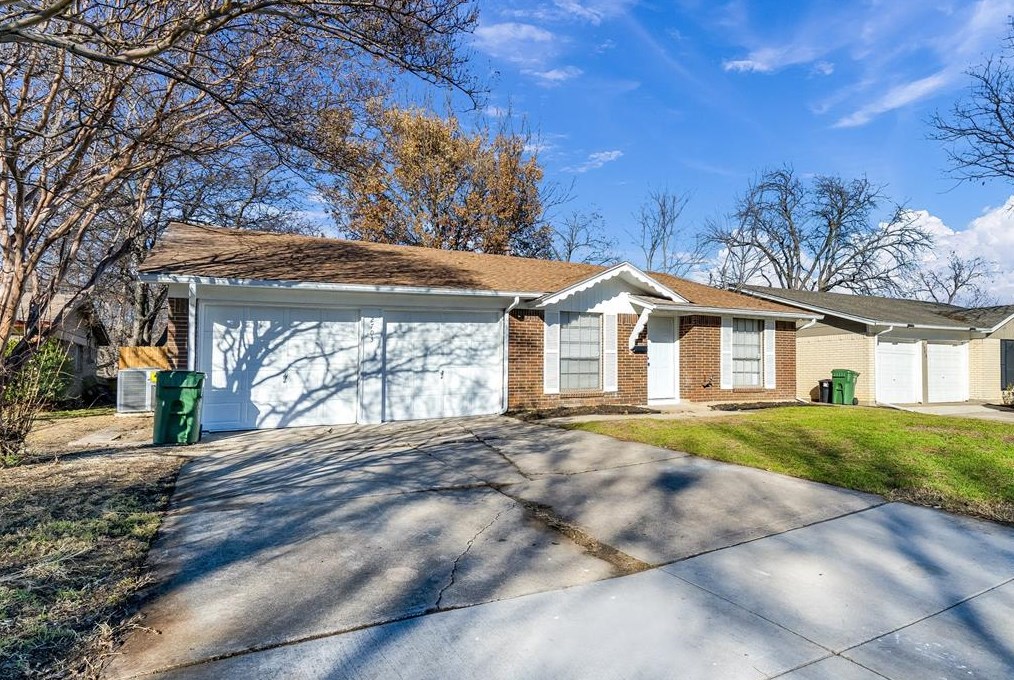 2703 Plaza St, Arlington, TX 76010