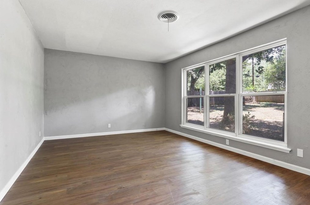 705 Oakwood Dr, Euless, TX 76040