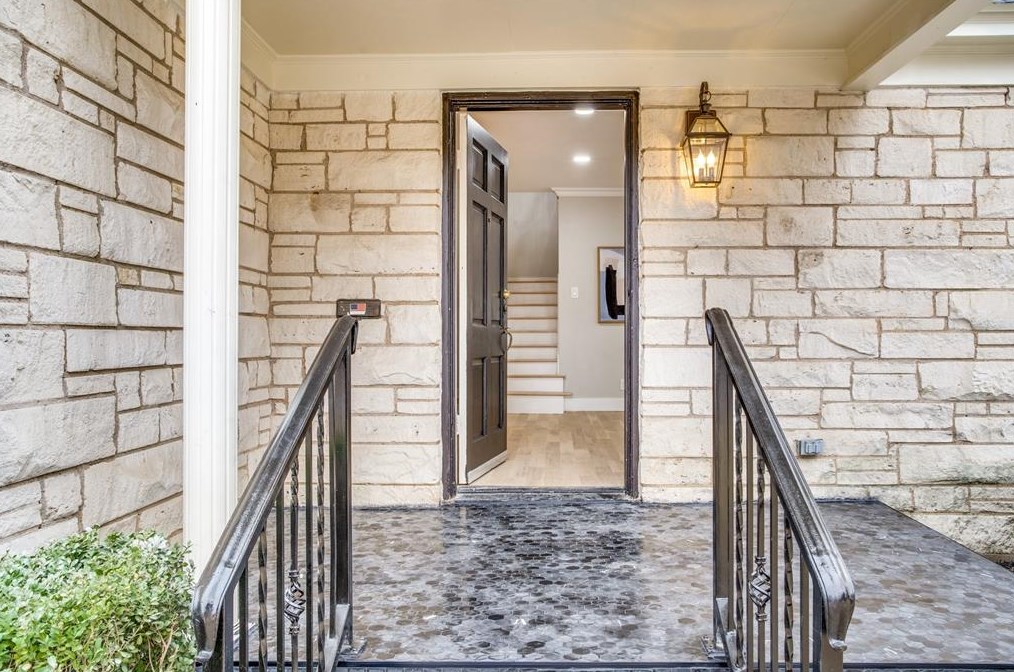 2006 Marydale Dr, Dallas TX  75208-3035 exterior