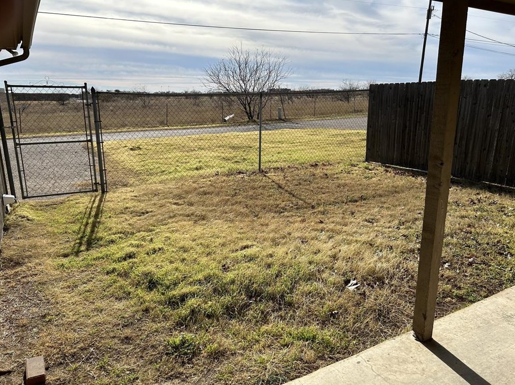 1300 N Nolan River Rd #b, Cleburne, TX 76033