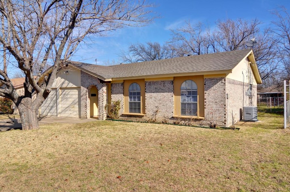 338 Springwillow Rd, Burleson, TX 76028