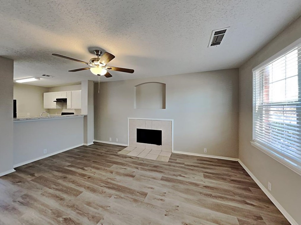 1509 Columbia Dr, Oak Leaf, TX 75154