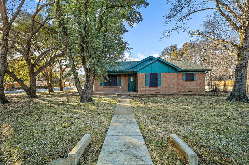 201 Meadowbrook Dr, Lewisville, TX 75077