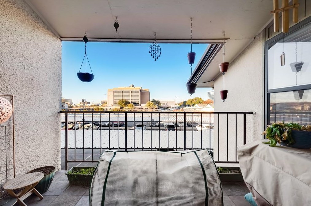 12818 Midway Rd, Dallas TX  75244-6818 exterior