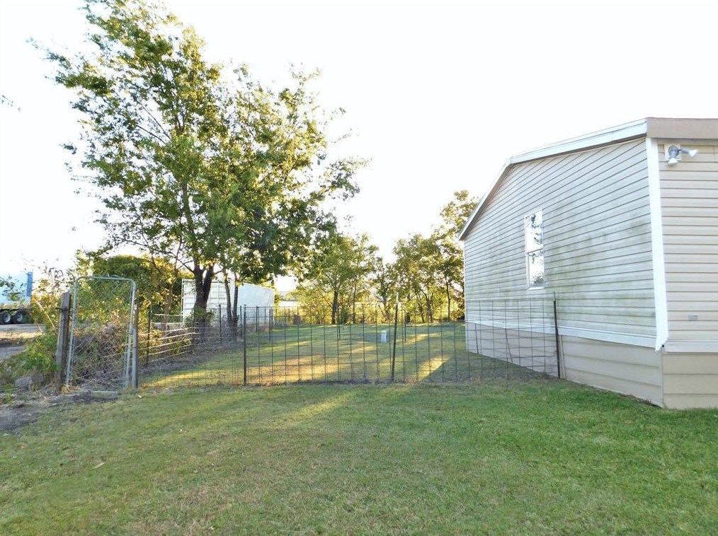 1806 Stemmons St, Sanger TX  76266-8730 exterior