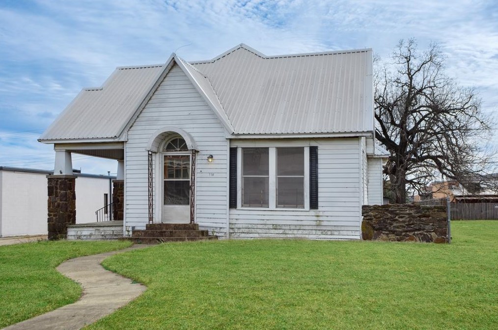 118 W Gandy St, Denison, TX 75021