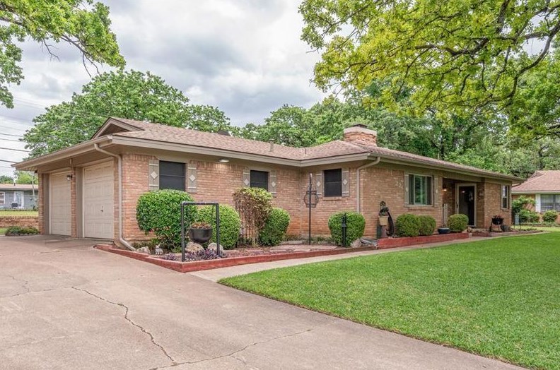 22 Shadowbrook Ln, Hurst, TX 76053