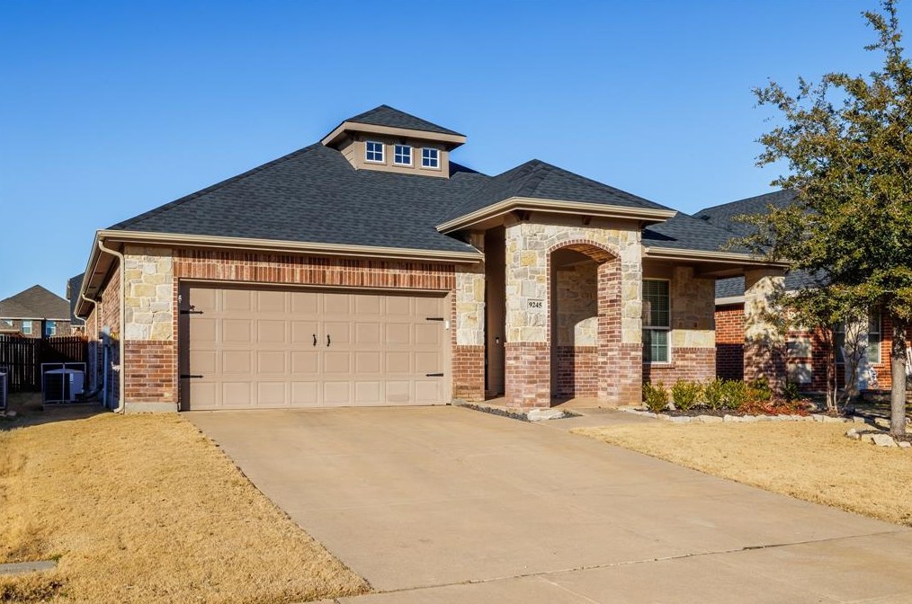9245 Tierra Verde Dr, Fort Worth, TX 76177