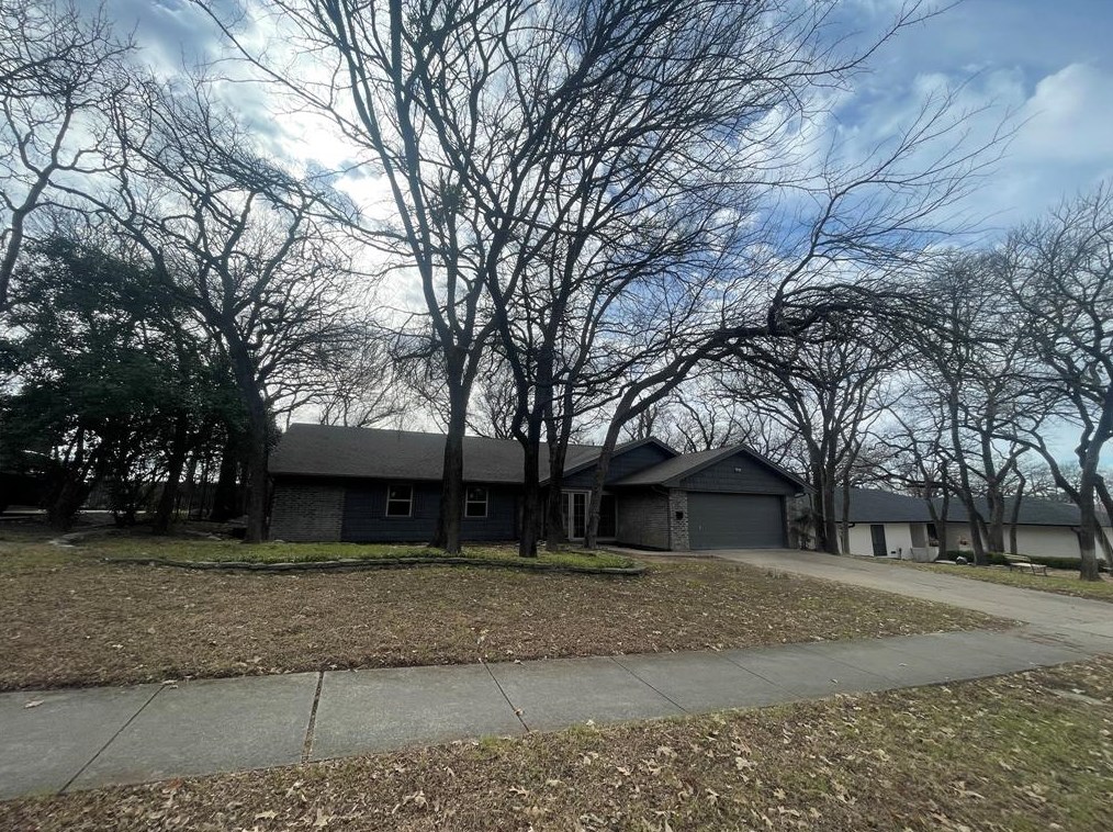 671 Springhill Dr, Hurst, TX 76054